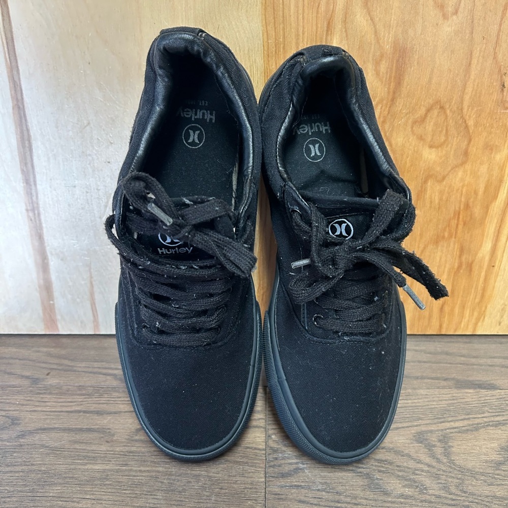 US 9.5 Hurley Black Skate Shoes Pre-Owned